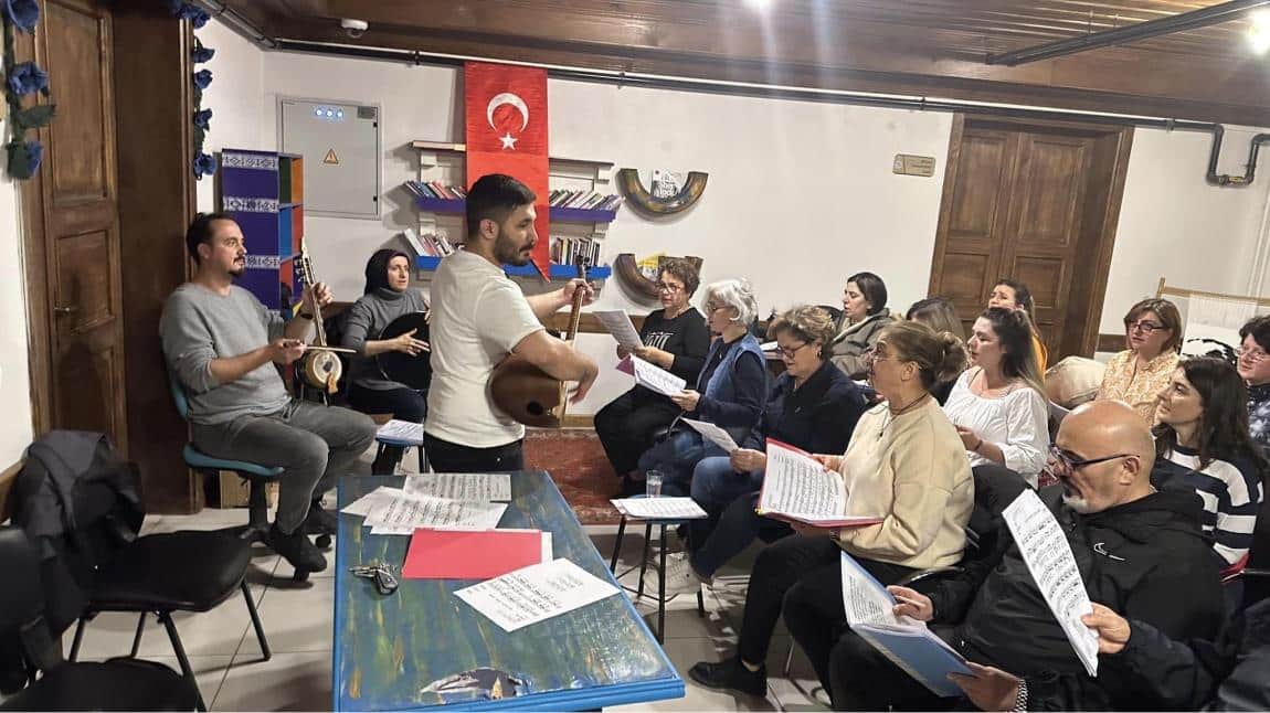 Türk Halk Müziği Koro Çalışmalarımız Devam Ediyor